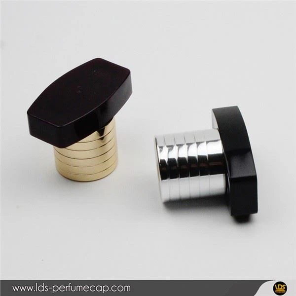 Capac din plastic pentru sticla de parfum