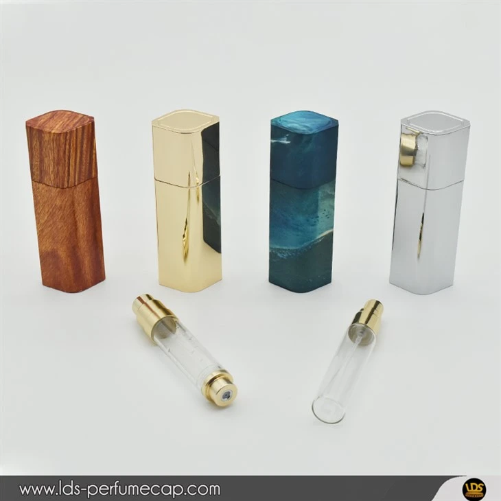 Carcasă cu spray de parfum de călătorie